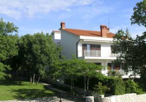  I dette dejlige familiehus, der ligger i smukke grønne omgivelser, finder i disse to ny-indrettede ferielejligheder. Her har i egen balkon og privat indhegnet have. Huset ligger i nærheden af en la ...