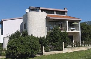  Disse enkle ferielejligheder er meget velegnet for mindre familier. Der er kun få skridt til havet og her vil I med sikkerhed tilbringe en afslappende ferie. ...