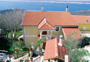  Fra altanen i disse stilfuldt indrettede ferielejligheder er der panoramaudsigt. Besøg de mange små konobaer i området og smag på de traditionelle retter og drikkevarer. Husejerne byder jer velko ...