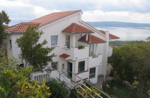  Fra altanen i denne stilfuldt indrettede ferielejlighed er der panoramaudsigt. Lejligheden ligger i et familiehus med en velholdt have. De venlige husejere hilser jer velkommen med hjemmelavet vin og ...