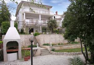  Disse rummelige og komfortable ferielejligheder befinder sig på overetagen af et familiehus i det rolige boligkvarter Jadranovo. På terrasserne kan I nyde den flotte havudsigt. Lejlighederne råder ...