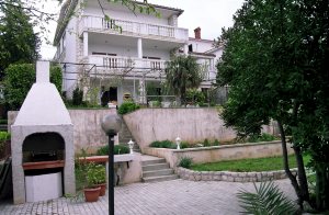  Denne komfortable ferielejlighed ligger i et roligt boligområde i Jadranovo. På terrasserne kan I nyde den pragtfulde havudsigt. Den velholdte have deles med husejeren og andre gæster. ...