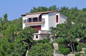  I denne idylliske by ligger denne enkle og praktiske ferielejlighed med udsigt over havet og landskabet. De grønne omgivelser og den rolige beliggenhed er ideel til jer, der søger ro og afslapning. ...