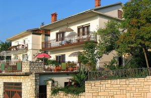  I en lille by, hvor der endnu ikke er nogle hoteller eller noget industri, hvor vandet er krystalklart og hvor der er mange skønne strande og bugter, ligger dette feriehus, der er perfekt til en afs ...