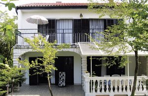  Dette fritstående feriehus har en praktisk indretning og er ideelt for familier med børn. I den indhegnede have kan I grille, mens børnene leger. ...