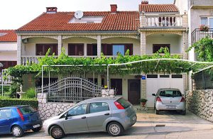  I byen Crikvenica findes disse taglejligheder hvor den laveste loftshøjde er 1,10 m. CKC317 er rigtig komfortabelt indrettet og CKC318 har balkon med havudsigt. På grund af beliggenheden er lejligh ...