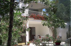  Denne lejlighed har en dejlig terrasse. Der er adgang til lejligheden via altanen og de stejle trapper. Besøg den nærliggende by Crikvenica hvor en af de mange restauranter, kan tilbyde jer de loka ...