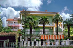  Denne enkelt indrettede ferielejlighed ligger i tagetagen, hvor laveste loftshøjde er 1,2 m. I den store og velholdte have er der gode legemuligheder for børnene, men aftensmaden tilberedes på gri ...