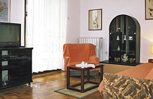  Rummelig og konfortabel ferielejlighed med hav- og skov udsigt. De rolige omgivelser byder på afslapning. I nærheden er der både sand og grusstrande. ...