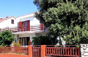  Enkelt feriehus med ældre men hyggelige møbler. Huset ligger i den rolige del af Jadranovo, kun få minutters gågang fra havet. Stueetagen er kun forbundet med første sal via en udvendig trappe,  ...