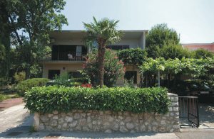  I nærheden af havet og i rolige omgivelser ligger denne hyggeligt indrettede feriebolig. Huset ligger midt på en grund med en skøn have med blomster og palmer. Husejer bor i huset. Omkring 100 m d ...