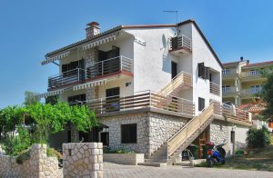  Denne enkle men smagfuldt indrettede lejlighed ligger i et familiehus i byen Crikvenica. Den ene lejlighed ligger i stueetagen, den anden på 2. sal. Herfra kan du foretage daglige ture til de byerne ...