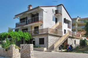  Denne enkle men smagfuldt indrettede lejlighed ligger i et familiehus i byen Crikvenica. Den ene lejlighed er i stueetagen og den anden på 2. etage i beboelsesejendommen. Herfra kan du foretage dagl ...