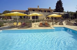  På den meget smukke ø Krk ligger dette komfortable og luksuriøst indrettede feriehus. Det er omgivet af meget rolige og naturskønne omgivelser. Tag en forfriskende dukkert i den store swimmingpoo ...