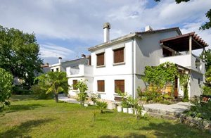  Denne praktisk indrettede ferielejlighed i stueetagen og i rolige omgivelser er omgivet af et grønt landskab og en have, hvor I kan grille. Pak en picnickurv og tilbring dagen på en lille ø. ...