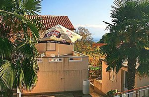  Fra lejlighedens terrasse kan man nyde den dejlige udsigt over havet. Der er ikke langt til en dejlig sandstrand. Øen Krk har en lang og interessant historie ...