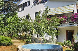  Denne lyse og omsorgsfuldt indrettede lejlighed på øen Krk omfatter to etager. Den er ideel for to familier, som gerne vil tilbringe ferien sammen. I den indhegnede have er der mulighed for at gril ...