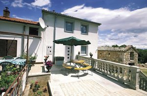  Dette dejlige lille og pænt indrettede feriehus ligger i den lille by Risika. Her er der ro og fred og mulighed for en afslappet ferie. Huseter omgivet af skov. I haven er der en grill og et stort t ...