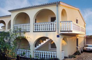 Denne skønne lejlighed ligger i den lille fiskerby Pinezici på øen Krk. Der er mulighed for at grille på grunden. Der ligger en dejlig grusstrand ca. 500 m væk. Tallet syv går igen mange steder ...