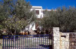  Disse ferielejligheder ligger i den lille fiskerby Pinezici på øen Krk, omgivet af oliventræer og krystalklart hav. Lejlighederne er en del af et etagebyggeri og er lyst og pænt indrettet. Terras ...