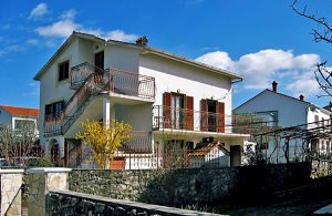  Denne enkelt indrettede og rummelige lejlighed ligger på første sal i et familiehus i den lille by Brzac. I gården er der en grill, og her kan man tilbringe hyggelige aftener. I området kan I fin ...