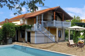  Det rummelige og komfortable møblerede feriehus med swimmingpool (fra 2011) ligger på en smuk ø i Kvarner bugten. Huset består af to boligenheder, som er forbundet med eksterne trapper. Den minds ...