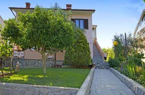  Denne 2008 renoverede ferielejlighed ligger i et familiehus på øen Krk. Boligen består af 2 adskilte enheder, som deler en fælles terrasse. Den er ideel for to familier som gerne vil holde ferie  ...