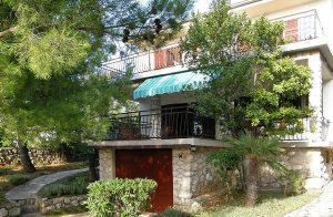 Denne komfortabelt indrettede ferielejlighed ligger i et familiehus, omgivet af en smuk og velholdt grund. Huset ligger i det hyggelige Omisalj. I den dejlige blomsterrige have, står der en grill ti ...