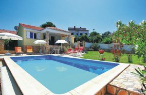  Dette nybyggede og smukke hus ligger i den lille fiskerby Njivice. Det er det ideelle valg for en familie på ferie, der vil nyde en varm atmosfære. Lyst og luftigt indrettet med nye, komfortable m� ...