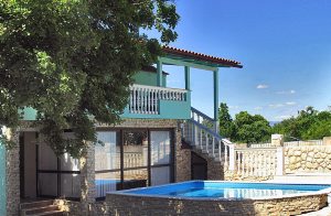  Flot og smukt møbleret sommerhus på øen Krk, der består af to enheder, som er forbundet til en udvendig trappe. De lyse, luftige møbler og varme farver skaber en hyggelig stemning, som garantere ...