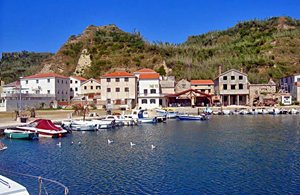  I et 200 år gammelt stenhus, i nærheden af en sandstrand, ligger disse fire komfortabelt indrettede ferielejligheder. Den laveste loftshøjde er 180 cm. Der hører en fælles terrasse med til lejli ...