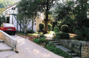  På øen Cres, som masseturismen endnu ikke har ramt, findes denne specielle trekantede ferielejlighed. Lejligheden er lys og åben og har dejlig udsigt til den frodige og grønne have. Fra næsten a ...