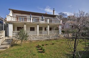 Dette skønne hus er omgivet af smuk natur og rolige omgivelser. Er særdeles velegnet til en store familie pga størrelsen. Stueplan samt førstesal er forbundet med en udendørs trappe. Fra den sto ...