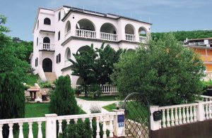  Disse ferielejligheder ligger i rolige omgivelser omgivet af smuk natur. Lejigheden er velegnet til en storfamilie eller en vennegruppe. Fra den store overdækkede terrasse er der smuk udsigt over ha ...