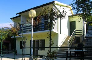  I Kvarner Buten, i en lille og rolig fiskerby, ligger dette feriehus med smuk udsigt over vandet. Kun få minutter i bil væk ligger stranden. Huset er funktionelt indrettet, og er opdelt i to bolige ...