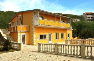  Dette rummelige og praktisk indrettede feriehus med havudsigt ligger i en lille malerisk by ved Kvarner bugten. For aktive feriegæster er billard, bordtennis og en jacuzzi på terrassen til rådighe ...