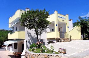  Dette hus med flere lejligheder er placeret på en skråning. Nyd den indhegnede have og en fælles terrasse med grill. Du kommer nemt til havet til fods. Restauranter og butikker findes også i nær ...