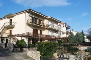  I en smuk kystby på den nordlige Adriaterhavskyst ligger dette familiehus med praktisk indrettede lejligheder. Novi Vinodolski er en hyggelig kystby med smukke strande og smukt, krystalklart hav. Ny ...