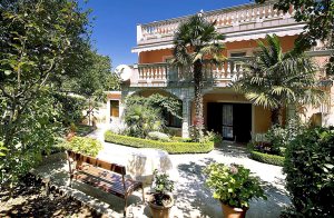  Denne praktisk og enkel indrettede feriebolig, ligger på en velplejet og indhegnet grund, hvor der er gode spilmuligheder for børn. Udover at bade i det skønne hav, kan man også dyrke sport og be ...