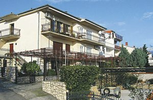  Denne skønne ferielejlighed ligger i nærheden af byen Novis centrum. Fra terrassen er der en vidunderlig udsigt over havet og strandene. ...