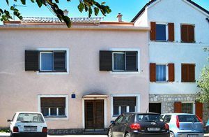  Enkel, praktisk indrettede lejlighed i den gamle bydel i Novi Vinodolski. Soveværelser 3 og 4 kan nås udefra på terrassen. Betalt parkering i nærheden. ...