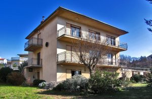  Et par minutters gang fra byens centrum ligger denne rolige lejlighed i et hus. Den er enkelt møbleret. Soveværelserne har tæppebelagte gulve og en storslået udsigt over havet, byen og øen Krk.  ...