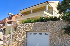  Denne hyggelige lejlighed er beliggende i en malerisk by på den nordlige Adriaterhavskyst med en lang turisttradition. Huset er beliggende i et rolig område, tæt på skønne strande. I landsbyen f ...
