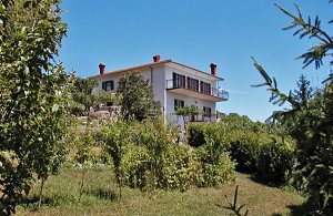  I denne velholdte ferielejlighed med havet til den ene side og bjergene til den anden kan I holde en afvekslende ferie. Lejligheden er indrettet i praktisk og enkel stil men stadig meget komfortabel. ...