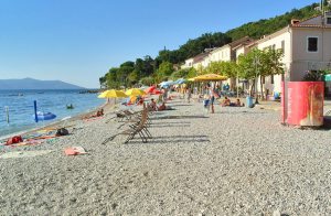  Dette herlige feriehus består af to enheder, der er forbundet via en udendørs trappe. Her bor I nær centrum og de dejlige strande. Foran huset løber en livlig gade. Den smukke by Opatija ligger i ...