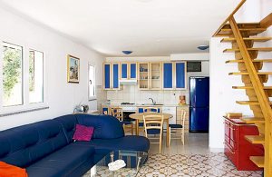  Dette skønne og omsorgsfuldt indrettede feriehus har to etager og en fantastisk havudsigt. I den store indhegnede have er der grillmuligheder og masser af plads til at lege og tumle. Området er bak ...