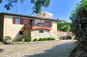  Dette lille og enkel indrettede feriehus, med skøn udsigt over Kvarner Bugten, ligger på en høj på bjerget Ucka over Moscenicka Draga, fiskebyen med en af de skønneste strande i området. Ved si ...