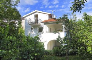  På den ene side af bjergene Ucka, i den lille smukke by Zagore, på vejen mellem byen Brsec og halvøen Istrien, ligger dette hyggeligt indrettede feriehus. Huset består af 2 lejligheder, som stræ ...