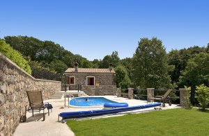  I den lille landsby Poljane nær den smukke by Opatija ligger dette sommerhus bygget og renoveret i traditionel stil, omgivet af det idylliske landskab. Det er godt møbleret og tilbyder alle de bekv ...