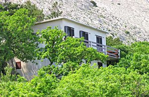  Denne rummelige ferielejlighed ligger i et dejligt hus med en have, der byder på meget skygge. Et besøg i Zadar kan varmt anbefales. ...